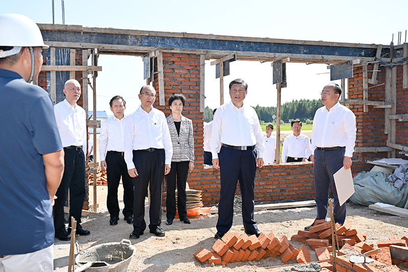 9月6日至8日，中共中央總書記、國(guó)家主席、中央軍委主席習(xí)近平在黑龍江考察。這是7日上午，習(xí)近平在遭受洪澇災(zāi)害的哈爾濱尚志市老街基鄉(xiāng)龍王廟村，察看水毀房屋重建情況。